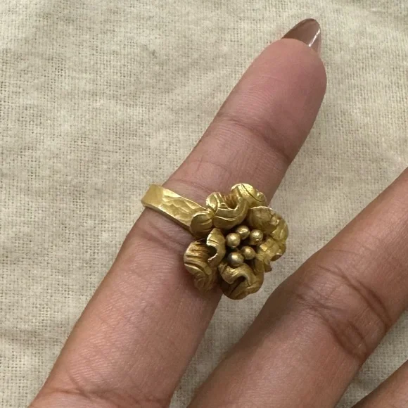Gold Vintage Flower Ring - Picture 4 of 5